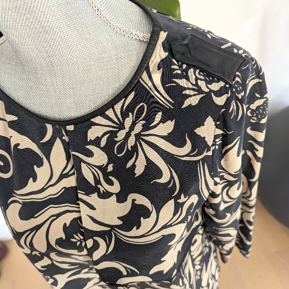 Club Monaco 100% silk dress with beige floral print - Picture 3 of 4